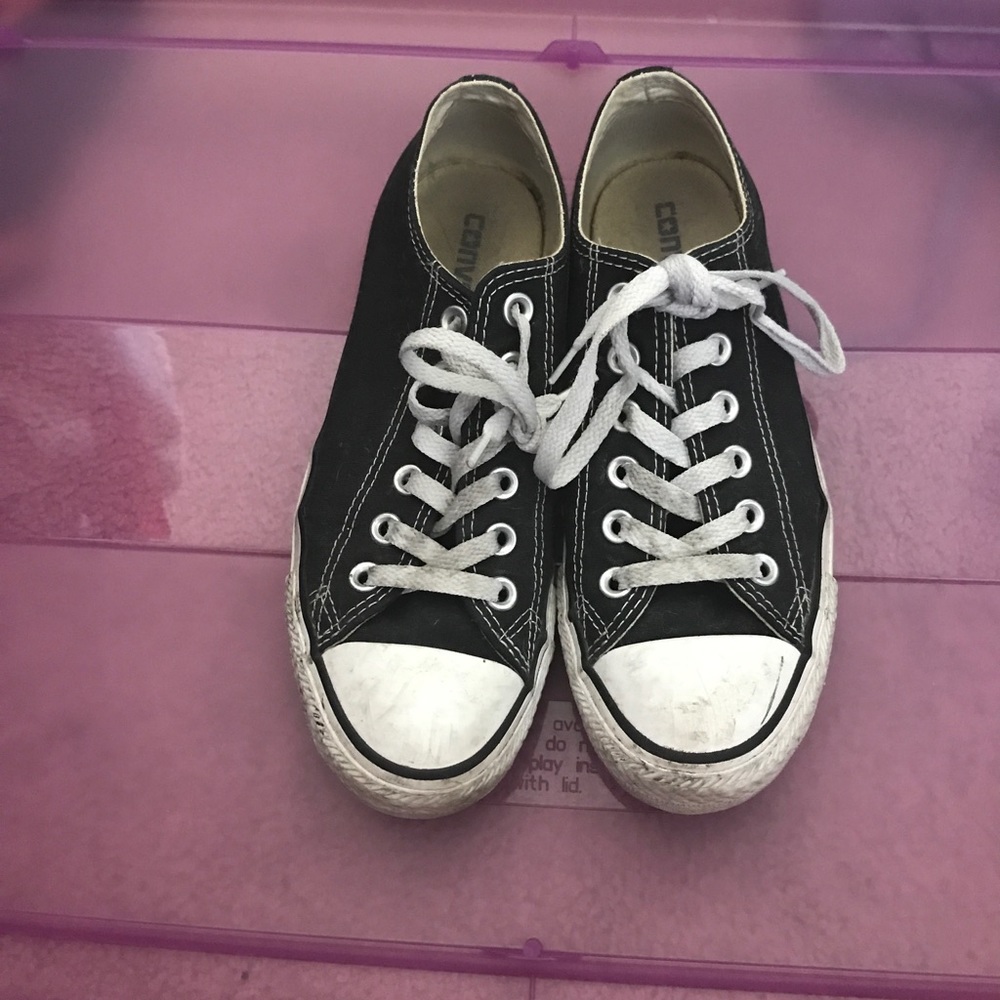 Lightly worn black/white all star converse 💕